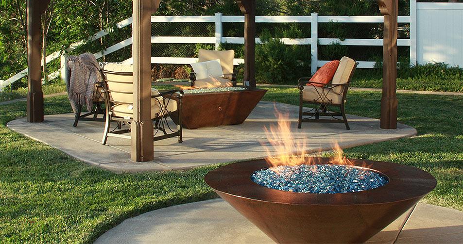 Decorate Your Backyard with Outdoor Fire Pits and Patio Furniture | Starfire Direct