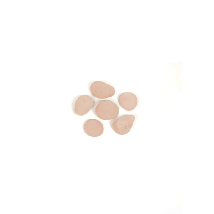 Medium beige stones from the Rasmussen Vented FireStones assortment pack, arranged for a natural, realistic look. Ideal for gas fire pits and fireplaces, these vented stones add a modern and warm atmosphere, perfectly complementing any fire display in outdoor or indoor settings